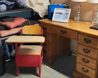 Vintage Msple Desk, Small Classroom Desk. 