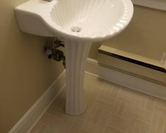 Pedestal sink