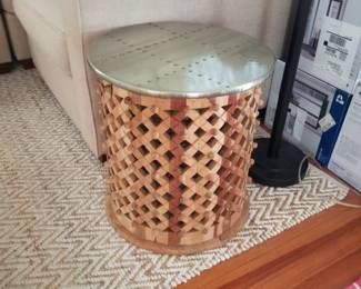 Accent table detail