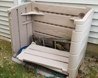 Rubbermaid storage chest