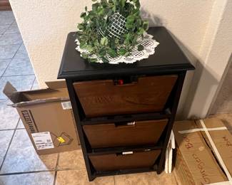 Basket storage unit