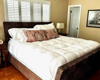 NO COMFORTER OR PILLOWS