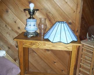 Oak side table - slag lampshade - vtg. lamp