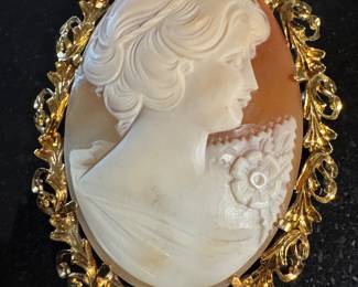 18K Gold Shell Cameo Pin