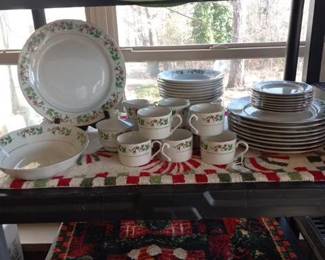 Huge set Gibson Gibson china Holly Berry