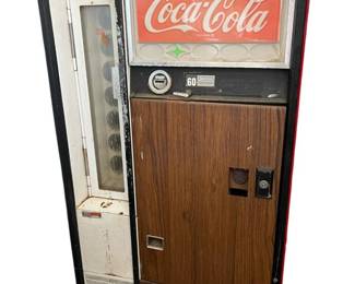 Vintage light 19670s working cotton scene
No key but opens and works gets ice cold needs his bottled drinks