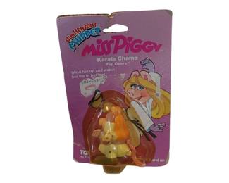 1983 Tomy Jim Hensons Muppet Pop Overs Wind Up Karate Champ Miss Piggy 2574 READ in the blister pack