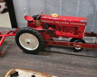 DIE CASE TRACTOR TOY WITH IMPLEMENTS