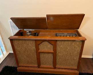Vintage stereo and turntable. Not is current working condition