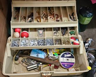 TACKLE BOX WITH TACKLE / FISHING LURES
