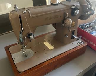 Vintage singer machine ( needs pedal)