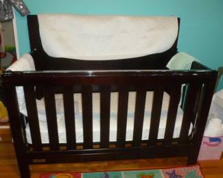 Crib that converts to toddler bed