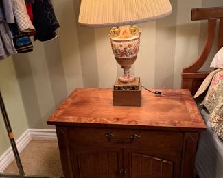pr of night stands and lamps