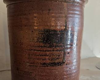 Pottery vessel with lid