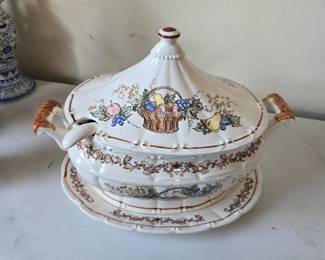 Soup tureen