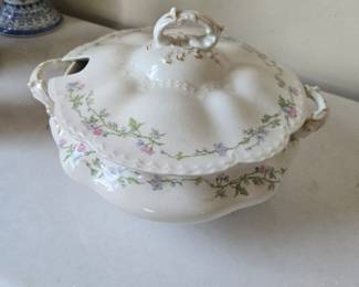 Soup tureen