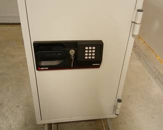 Like new safe, very heavy 