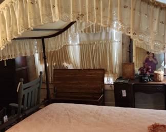 Another view of canopy bed