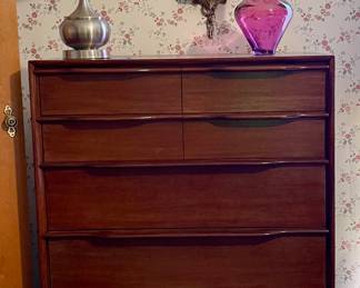 HICKORY GENUINE MAHOGANY CHEST OF DRAWERS