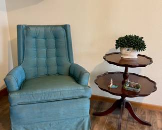 VINTAGE CHAIR, 2-TIER ACCENT TABLE
