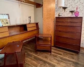 MCM HICKORY FURNITURE GENUINE MAHOGANY FURNITURE INCLUDING NIGHT STANDS, CHEST OF DRAWERS, KING SIZE HEADBOARD