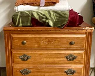 BROYHILL CHEST OF DRAWERS