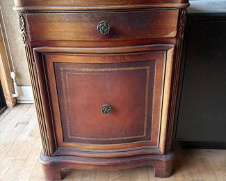 Stratford House Fine Furniture New York end table 