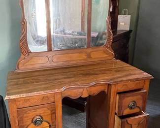 Charming Make Up Vanity