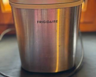 Frigidaire 26 Lb Portable Countertop Ice Maker