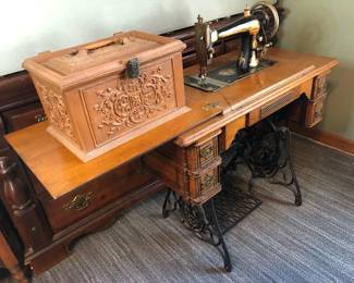  008 Antique Singer Sewing Machine With Accessories 