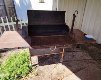 Horshoe Themed Custome Built Grill And Smoker READ DESCRIPTION