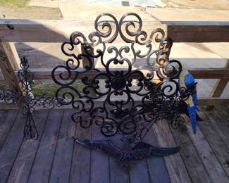 Assorted Pieces Of Wall Decor 