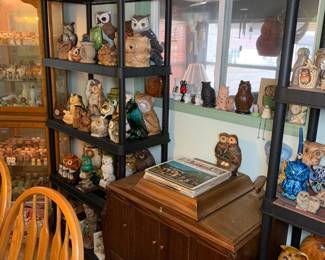 Victor Talking Machine Co. Record Player. Beneath are 300 + 45 rpm vinyl records.