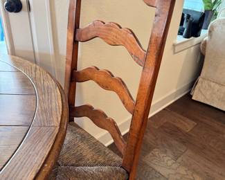 Round/oval Dining table with 2 leaves, 2 chairs