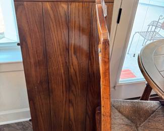 Round/oval Dining table with 2 leaves, 2 chairs