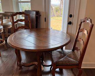Round/oval Dining table with 2 leaves, 2 chairs