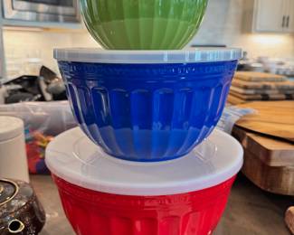 Nesting mixing bowls