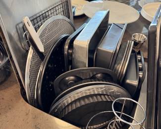 Metal bakeware