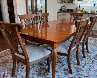 Henredon Dining Table and chairs, 2 leaves, 6 chairs
