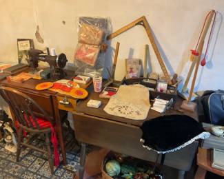 VINTAGE SEWING MACHINE