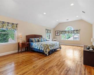 MASTER BEDROOM KING SIZE BED WITH MATCHING NIGHT STANDS