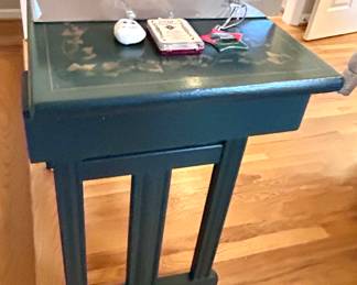 Cute Hitchcock Style Witing Table