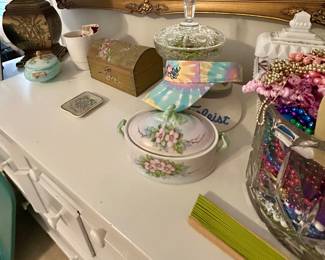 Dresser and lidded containers