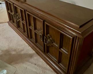 Magnavox Stereo Console with Built in Speakers, Turntable and Radio - Woks!