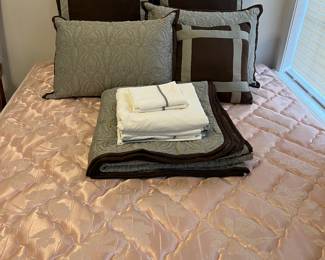 Queen size mattress/box springs