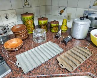 Wagner breadstick pan, other vintage items