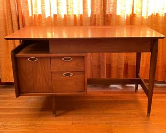 FABULOUS 1960s Mid-Century Modern Mainline For Hooker Furniture Floating Walnut Wood Executive Desk W/ ORIGINAL Upholstered Chair