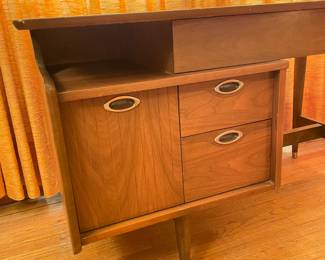 FABULOUS 1960s Mid-Century Modern Mainline For Hooker Furniture Floating Walnut Wood Executive Desk W/ ORIGINAL Upholstered Chair