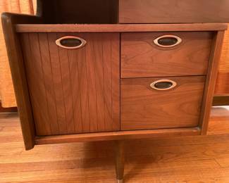 FABULOUS 1960s Mid-Century Modern Mainline For Hooker Furniture Floating Walnut Wood Executive Desk W/ ORIGINAL Upholstered Chair