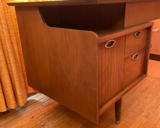 FABULOUS 1960s Mid-Century Modern Mainline For Hooker Furniture Floating Walnut Wood Executive Desk W/ ORIGINAL Upholstered Chair